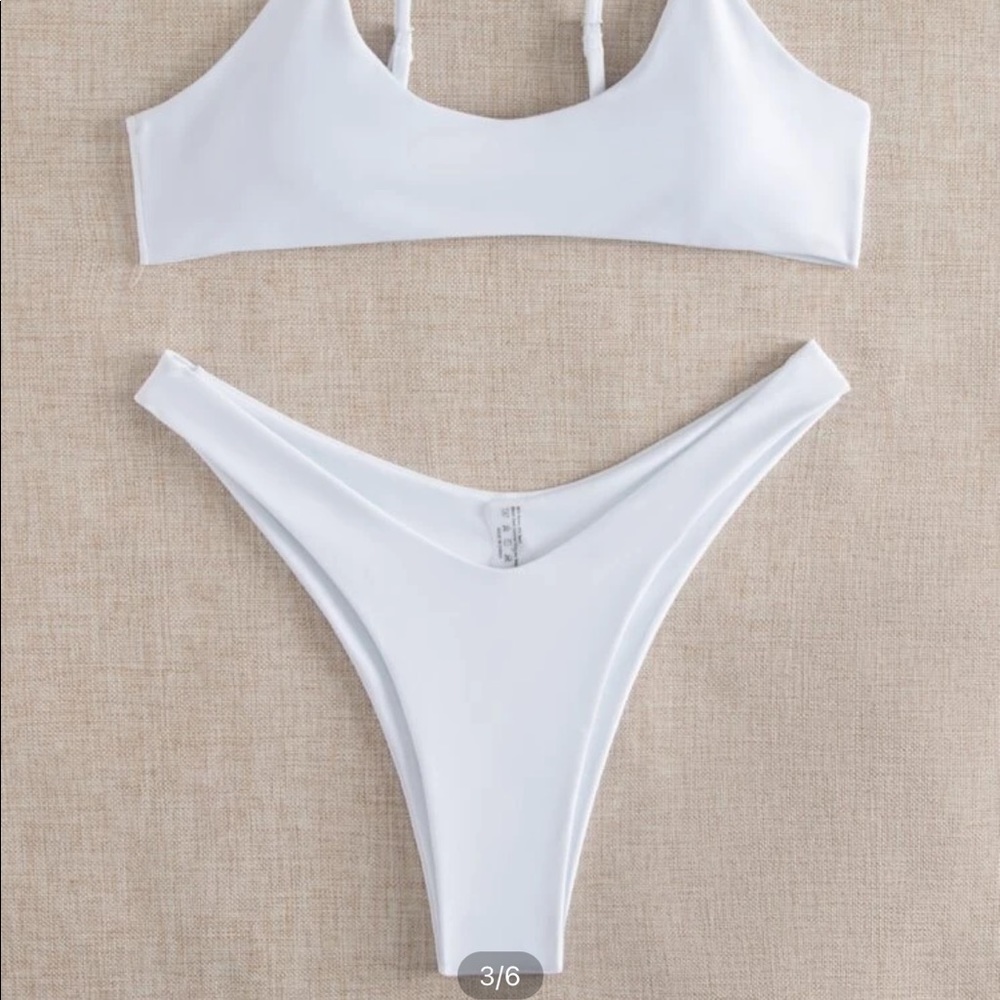 ๐simple white bikini - Picture 2 of 3